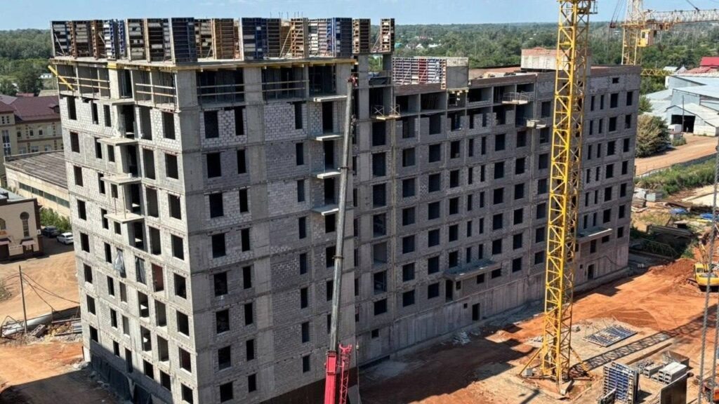     В Оренбуржье продолжают наращивать объемы строительства недвижимости. Фото: правительство Оренбургской области.