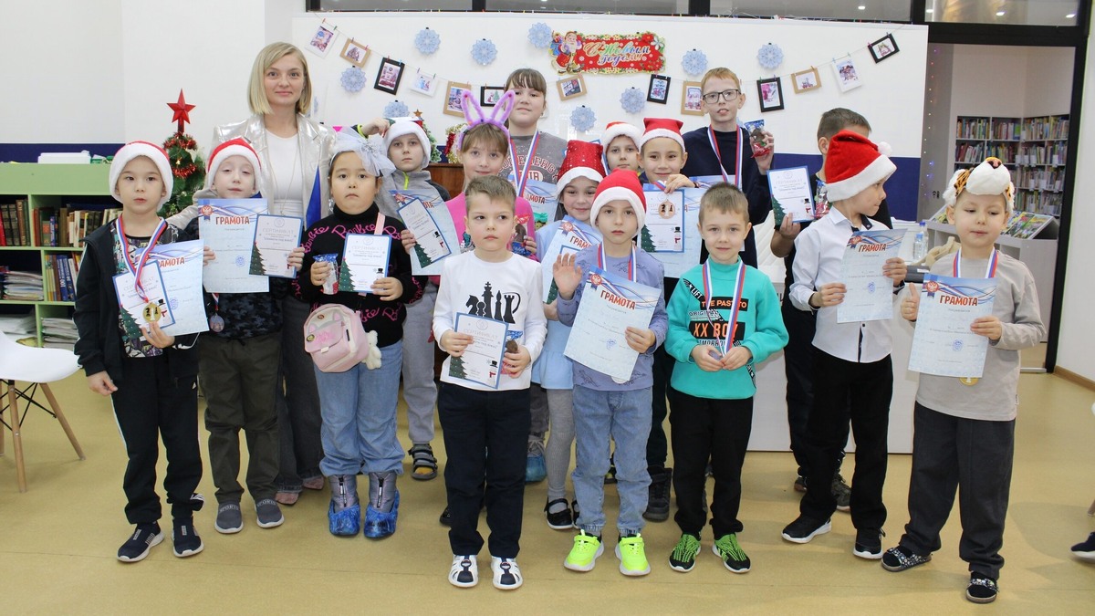     Победители турнира получили награды и сладкие подарки. Фото: центральная детская библиотека Гая.