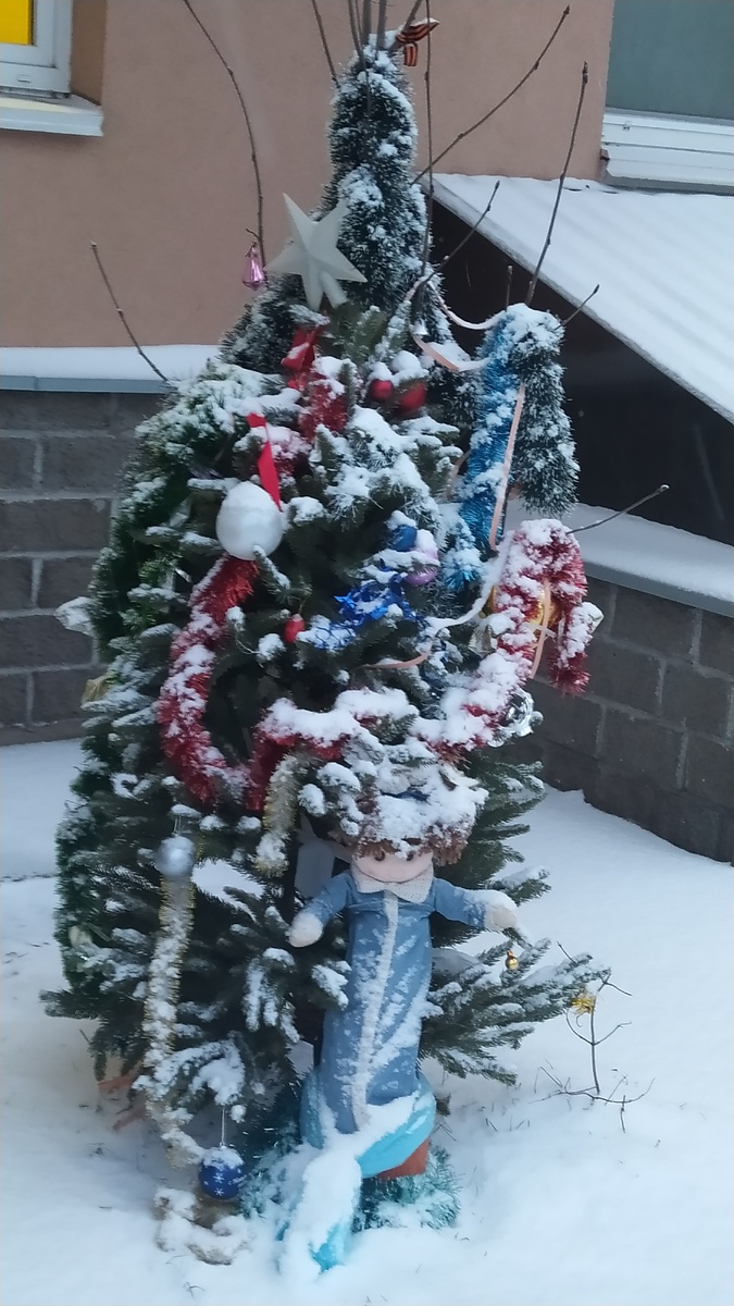 Возле подъезда украсили жильцы 