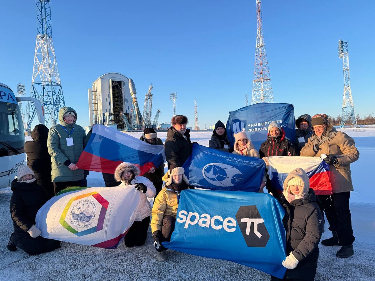 Участники проекта на космодроме Восточный при вертикализации РН «Союз-2.1б»