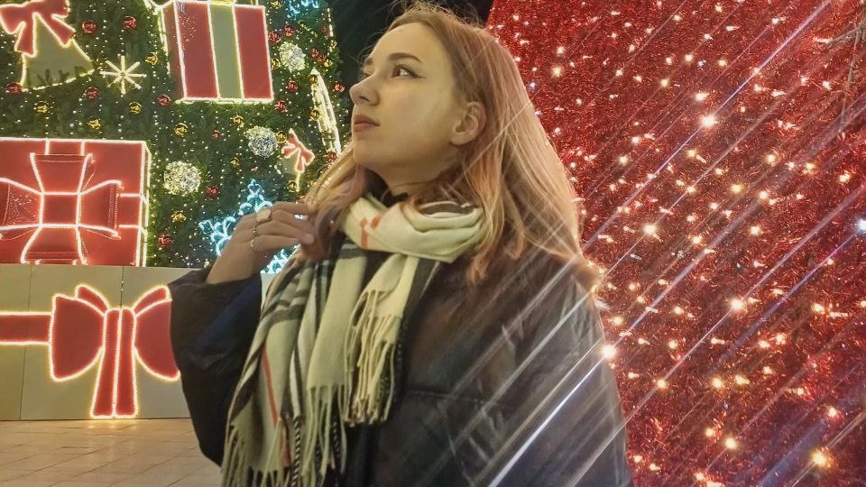 Вышла на улицу в новой куртке из секонд хенда посмотреть, как украсили площадь Ленина в Симферополе к Новому году.