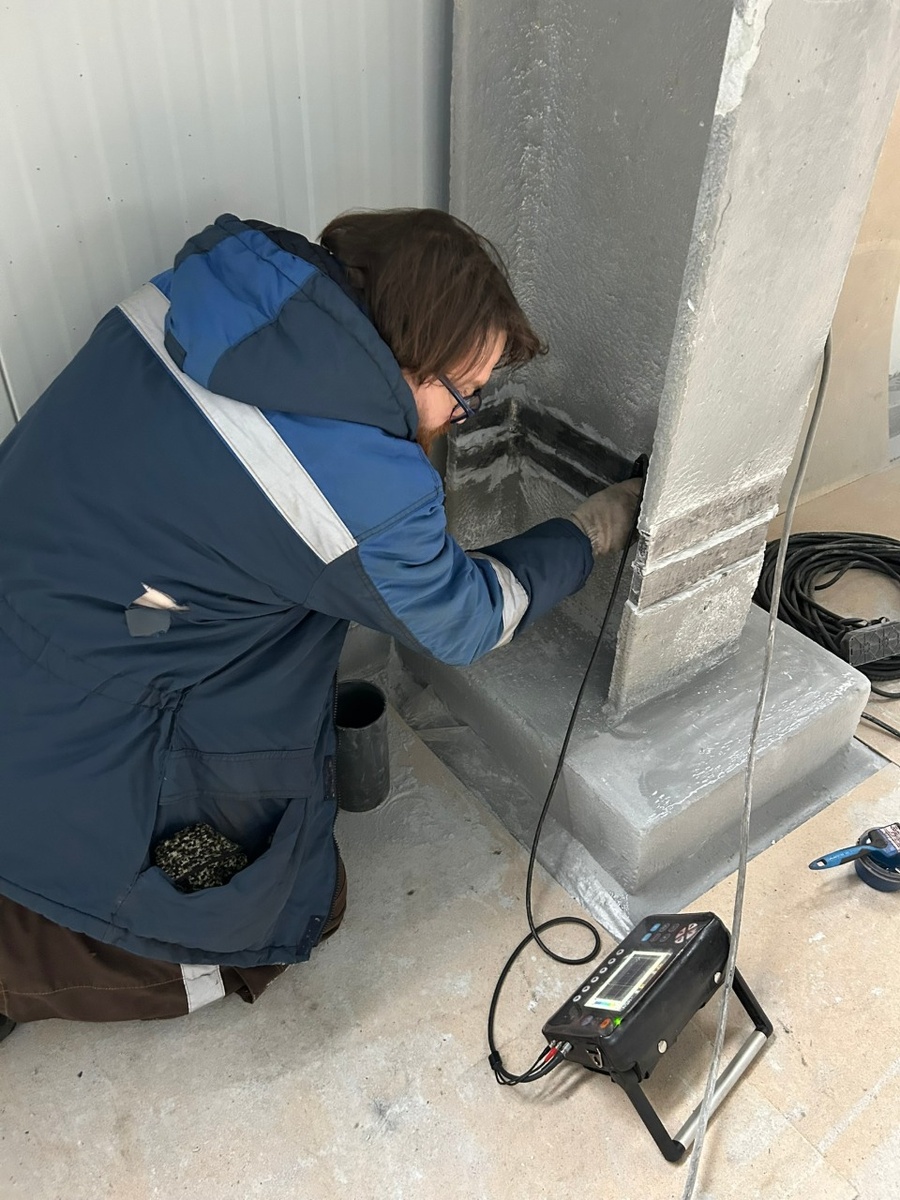 инженер ЦПИ проводит обследование здания