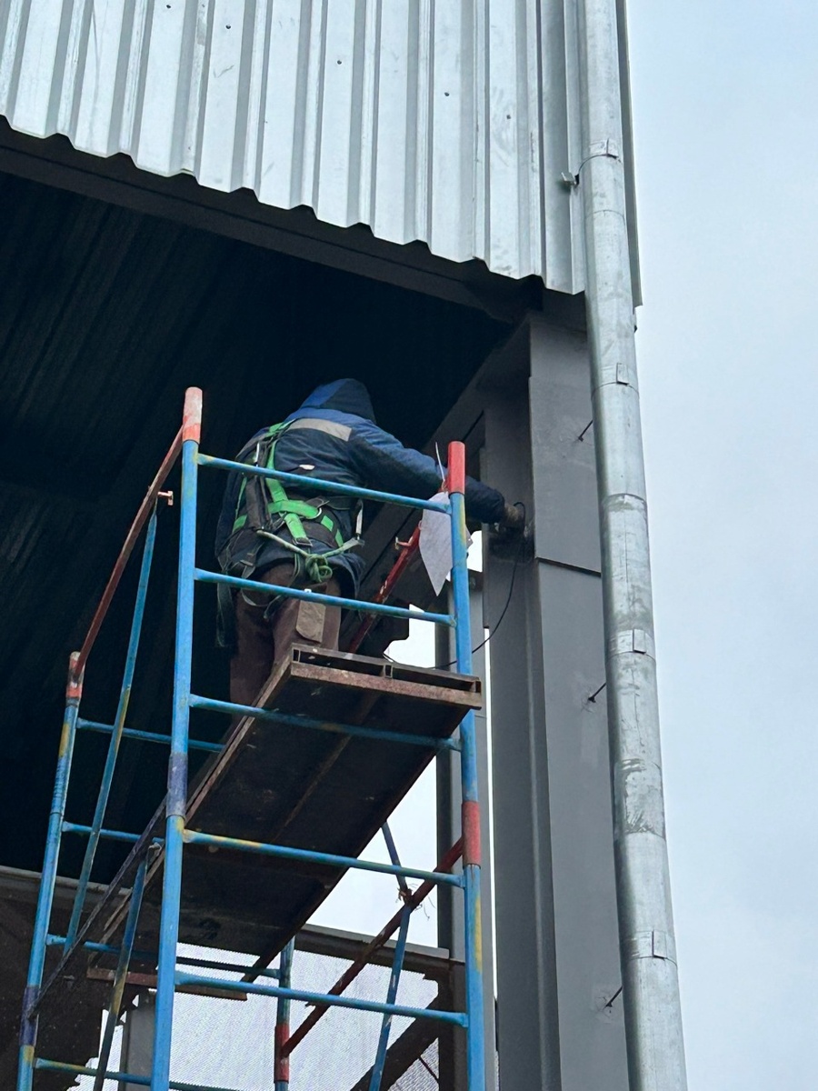 инженер ЦПИ проводит обследование сооружения