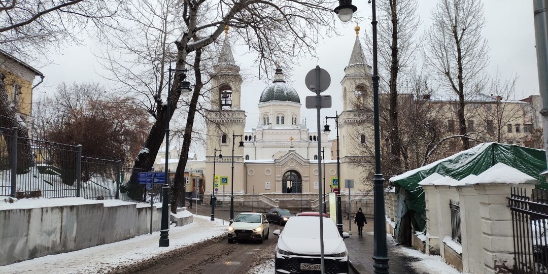 Все смешалось в Басманном районе: барокко и элитные высотки, сады и Кобзон