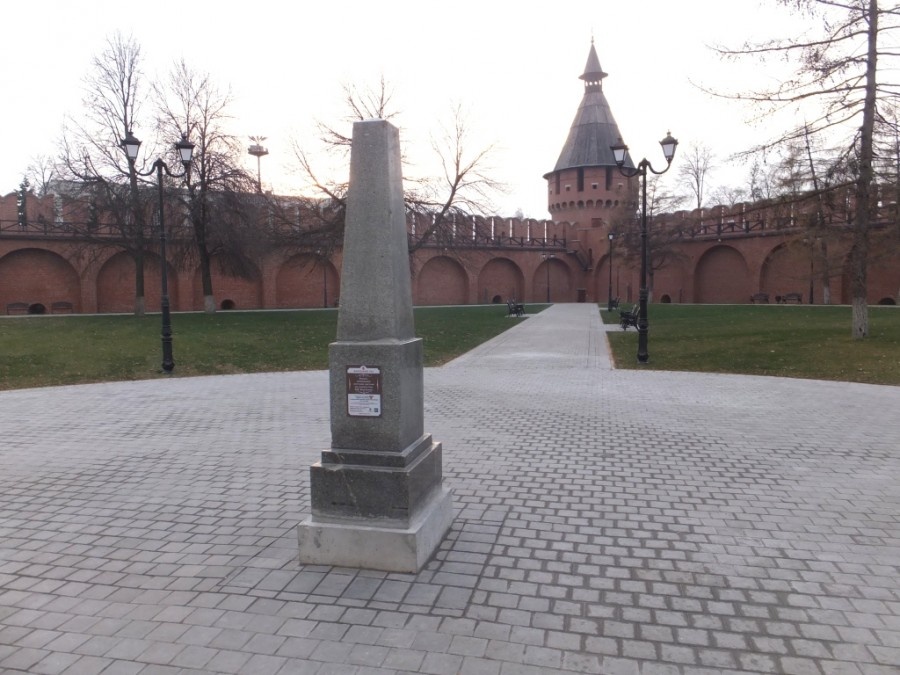 Памятник восстанию Болотникова в Тульском Кремле.https://img-fotki.yandex.ru/get/60682/19721298.1a/0_17d0a5_c31ade2c_orig.jpg
