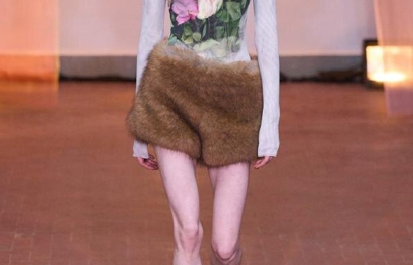 А вот и модный апoфигeй года - верхние тpyсы! Бренды шили на любой вкус и нужду - и меховые, и в розочках!