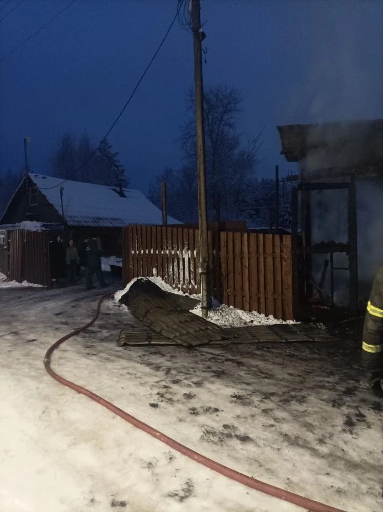    Огонь уничтожил два автомобиля и прицеп в МедвежьегорскеГоскомитет Карелии по безопасности