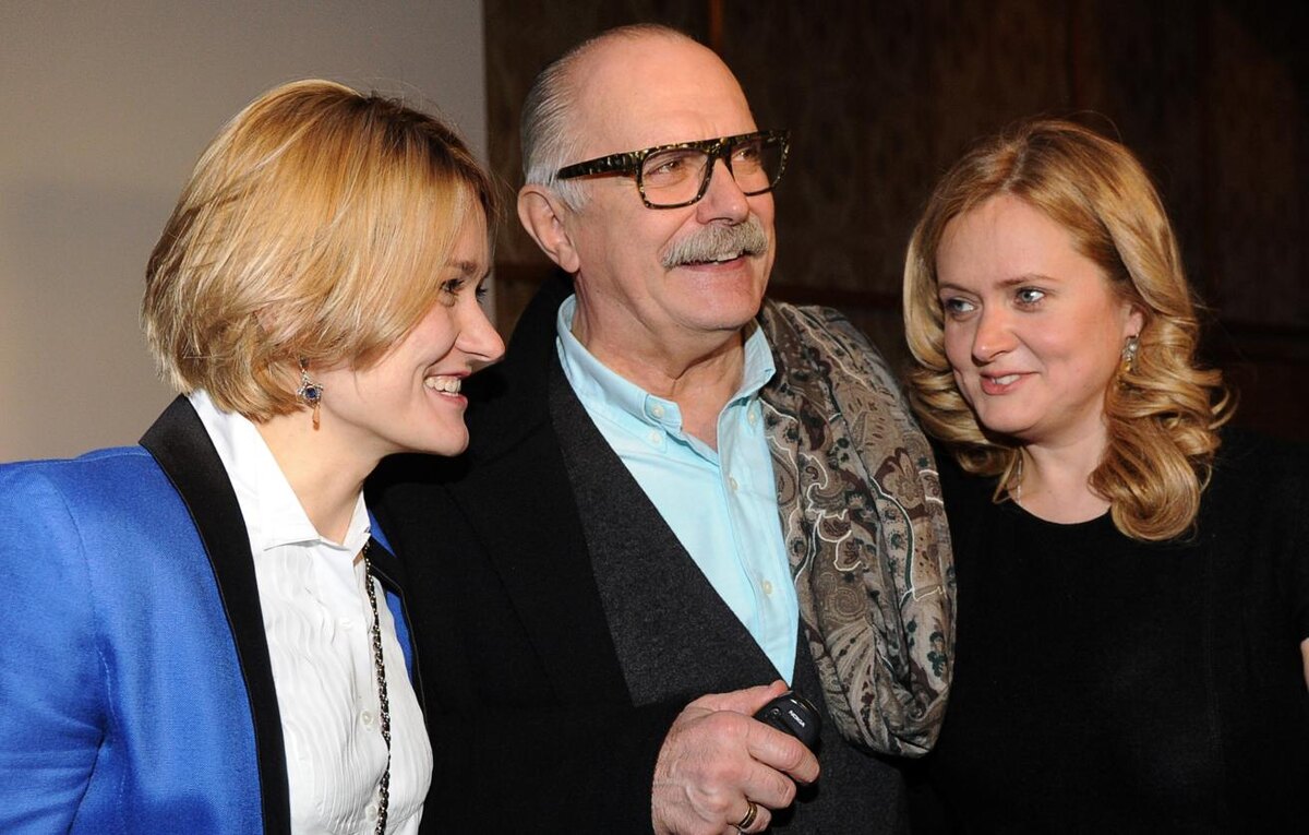 Никита Михалков с дочерьми — актрисами Надеждой Михалковой (слева) и Анной Михалковой (справа)
© Артем Коротаев/ ТАСС