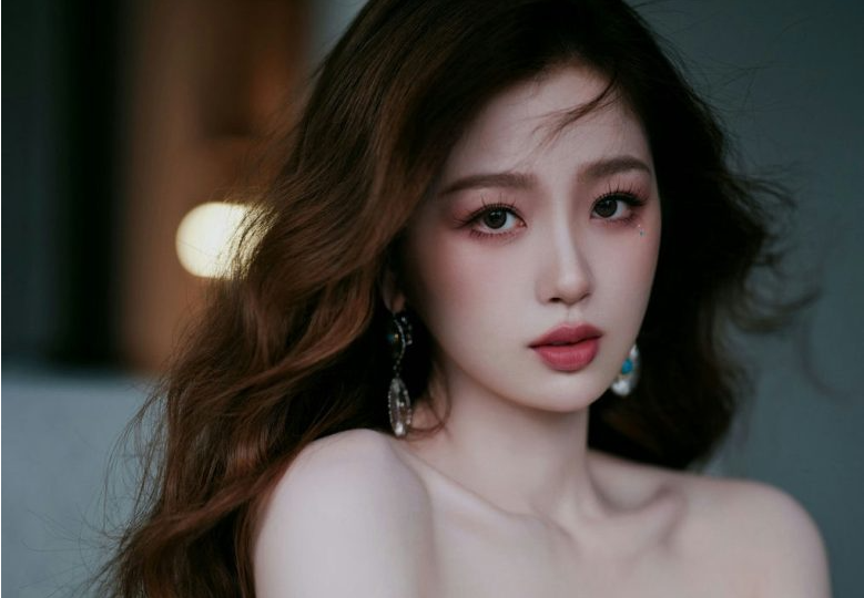 Эстер Ю: как китайские СМИ охарактеризовали её в 2025 году