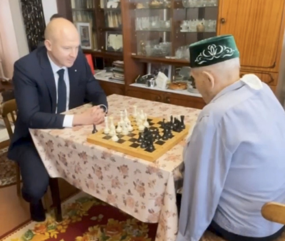    99-летний ветеран ВОВ обыграл главу правительства Удмуртии в шахматы