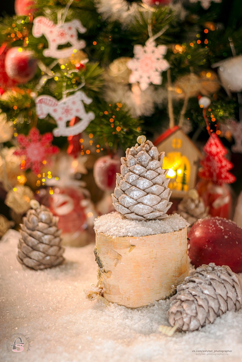 Ароматная формовая новогодняя свеча  ручной работы "Новогодняя шишка" с ароматом "Хвойный лес" 🎄⛄❄

Состав: соевый натуральный воск,  хлопковый вощёный фитиль, отдушка производства США.

Снято: 28.11.2025 года
Автор и фотограф©: Анастасия Белякова