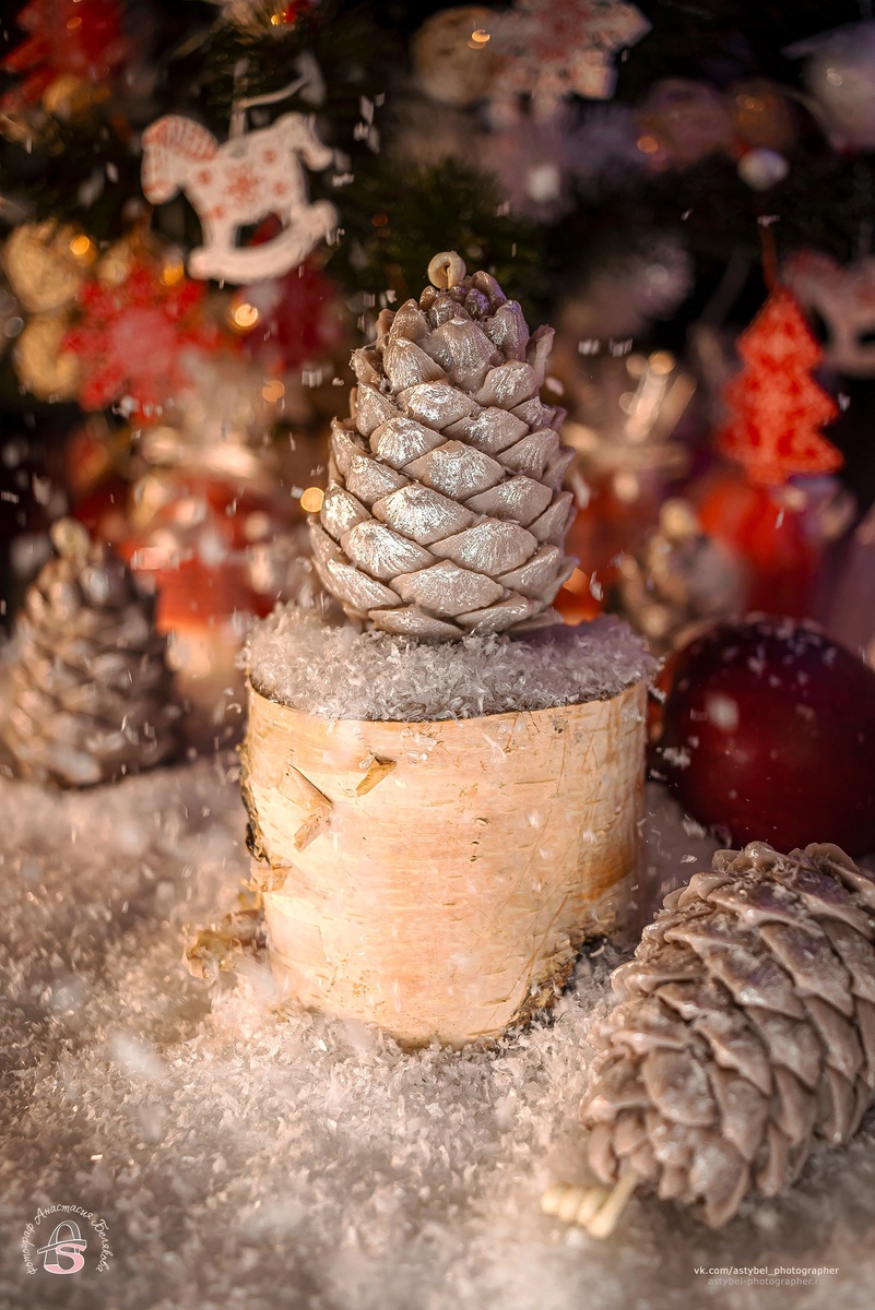 Ароматная формовая новогодняя свеча  ручной работы "Новогодняя шишка" с ароматом "Хвойный лес" 🎄⛄❄

Состав: соевый натуральный воск,  хлопковый вощёный фитиль, отдушка производства США.

Снято: 28.11.2025 года
Автор и фотограф©: Анастасия Белякова