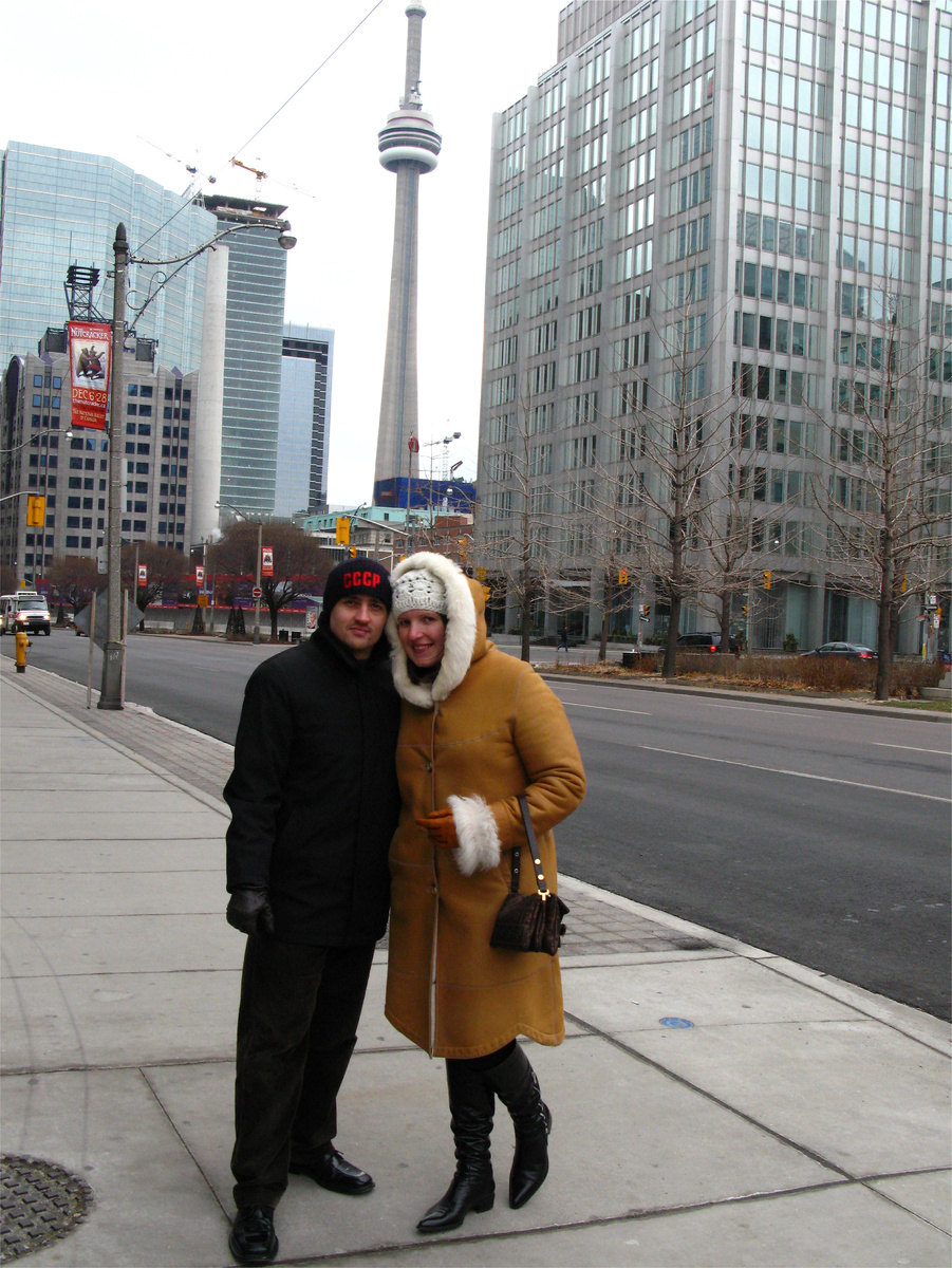 Новый Год в центре Торонто, на заднем плане CN Tower, как же без нее...