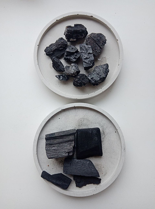 Внешне древесный уголь с дачи — сверху — отличается от покупного размером.