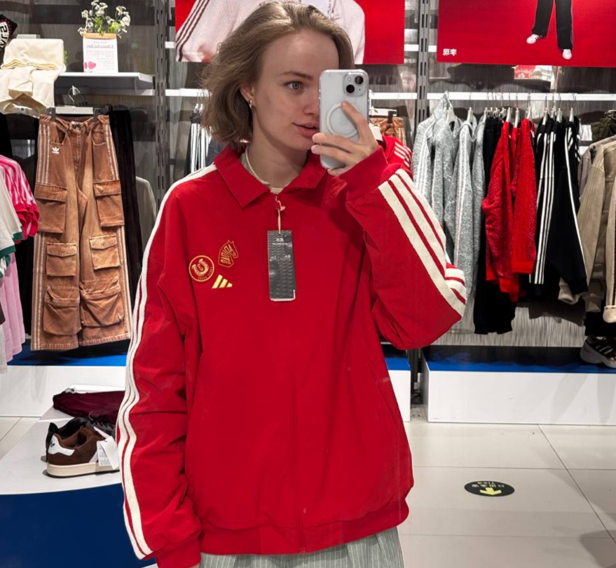 Вот такие красные вещи в Adidas сейчас