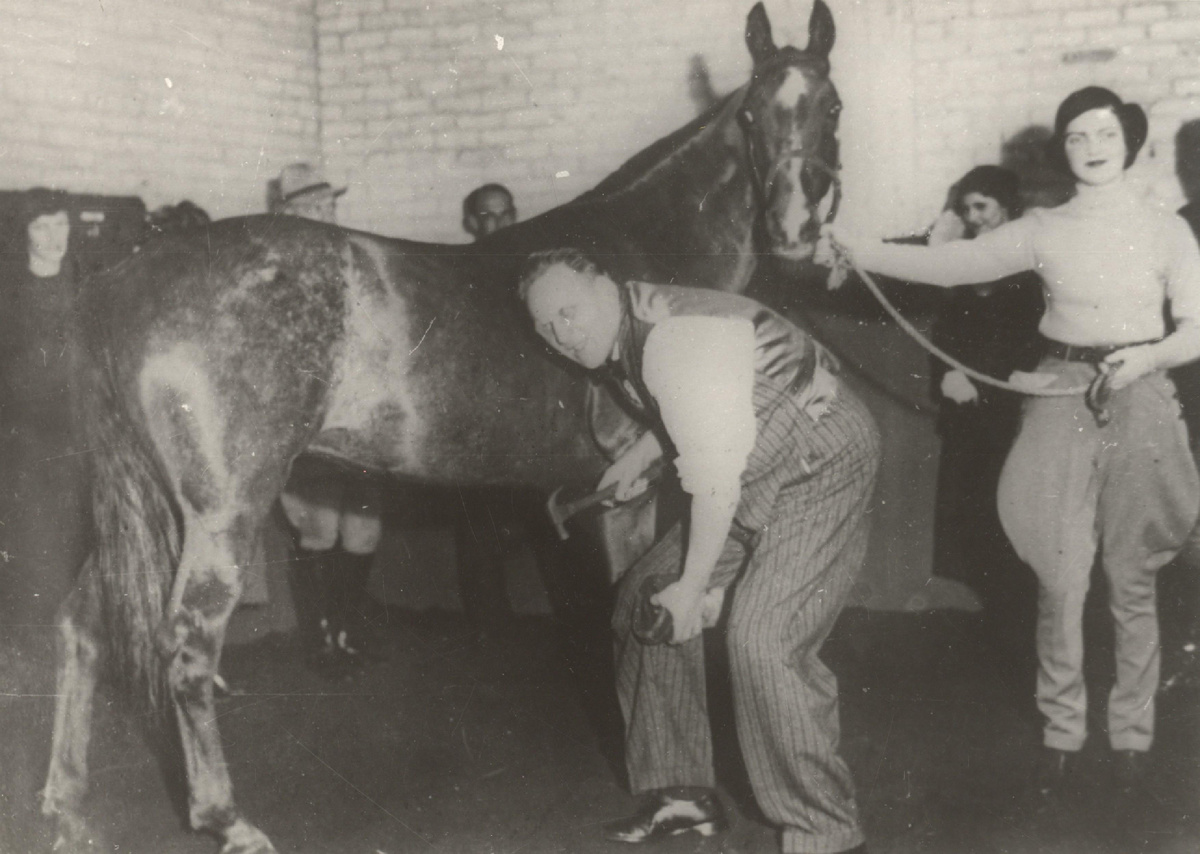 Оперный певец Фёдор Шаляпин подковывает лошадь. Крайняя справа – дочь певца Марина. Из фондов Российского национального музея музыки.