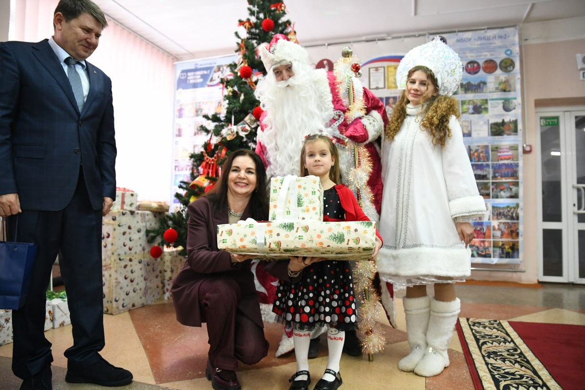    Юным макеевчанам передали подарки от губернатора Югры