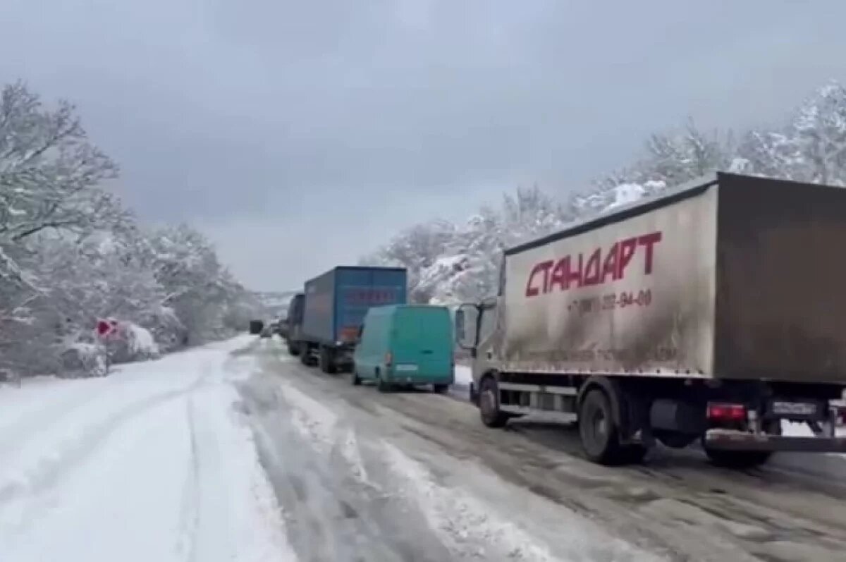    Пробка из грузовиков парализовала трассу под Севастополем