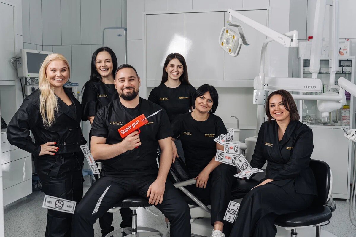 Команду врачей "Семейной стоматологии Михаила Агами" (AMBC) составляют более 20 стоматологов. Каждый врач клиники работает в своей специализации и регулярно проходит обучение и повышение квалификации. 