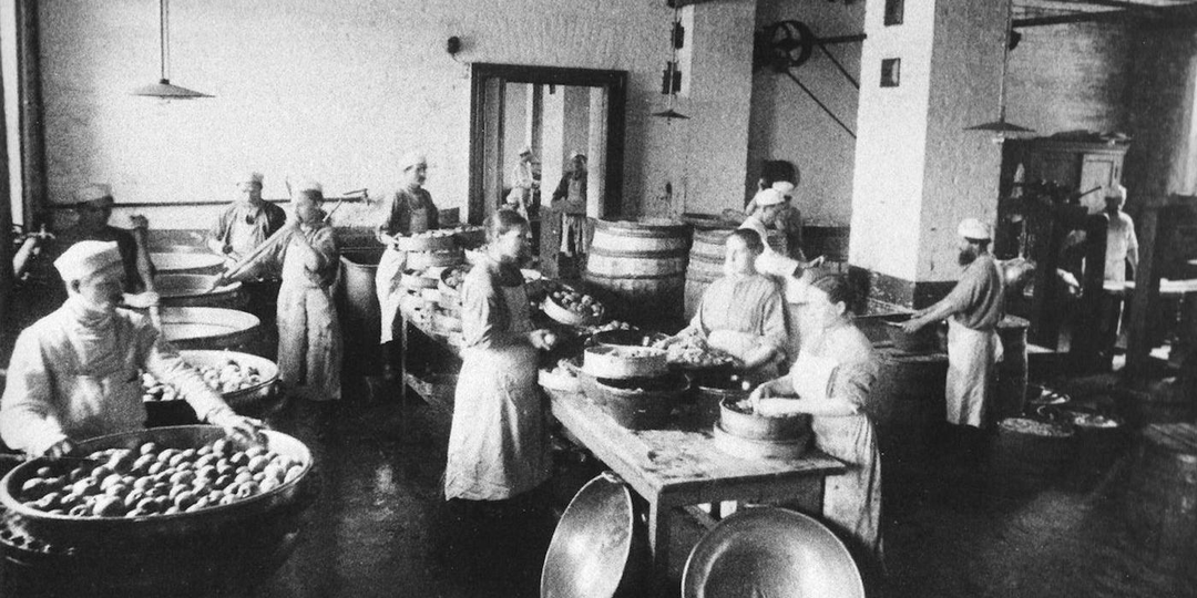 В 1804 г. бывший крепостной открыл фабрику. Его жена родила 22 ребенка и сделала то, до чего в Европе додумались лишь через 50 лет