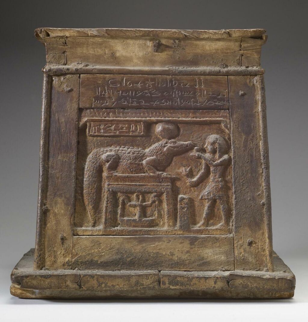 Деревянный жертвенник из тамариска римского периода, на котором изображен фараон, делающий подношение солнечной форме Себекаъ