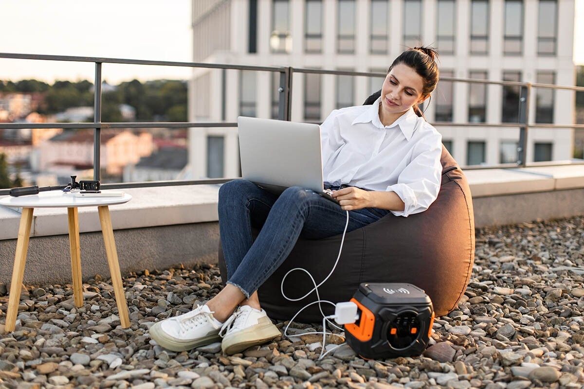 Чем мощнее пауэрбанк, тем он больше. Источник: SofikoS / Shutterstock / FOTODOM📷
