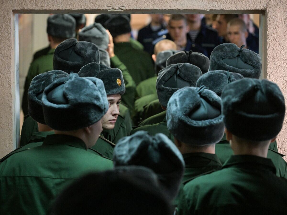    Призывники в сборном пункте в Новосибирской области перед отправкой к местам несения службы в Вооруженных силах Российской Федерации | © РИА Новости / Александр Кряжев