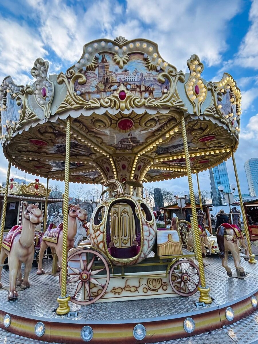 Карусель на ярмарке. Фото личное. 