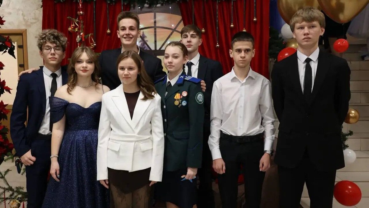     В Оренбурге на Губернаторской ёлке побывали отличившиеся за год ребята. Фото: правительство Оренбургской области.