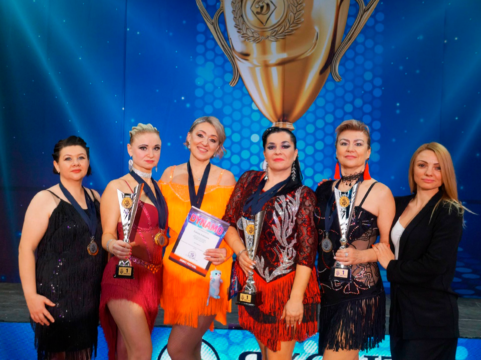    Зарайские танцорши со своим тренером Еленой Вапной (крайняя справа). Фото: vk.com/Танцевально-спортивный клуб «Astra Dance»