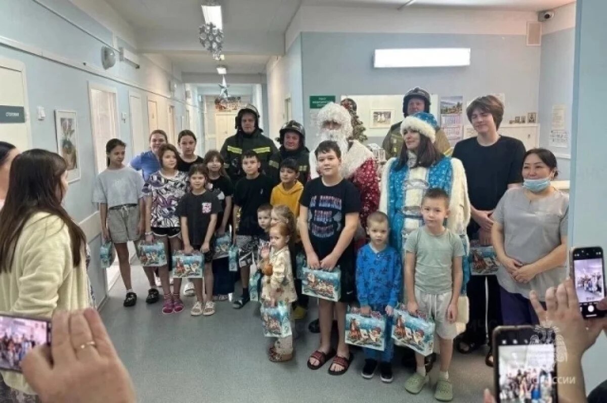    Пожарные Тольятти сделали детям в больнице новогодний сюрприз