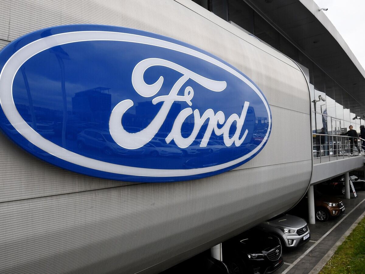    Логотип американской автомобилестроительной компании Ford в автосалоне | © РИА Новости / Михаил Воскресенский