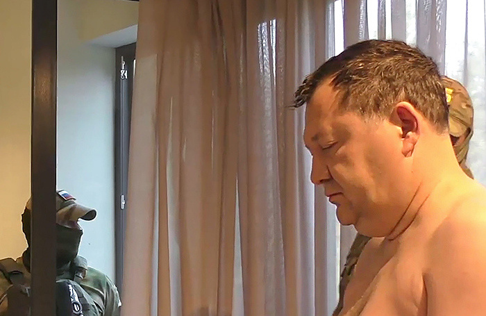    Экс-губернатор Тамбовской области Максим Егоров во время задержания. Снимок с видео.ЦОС ФСБ/ТАСС