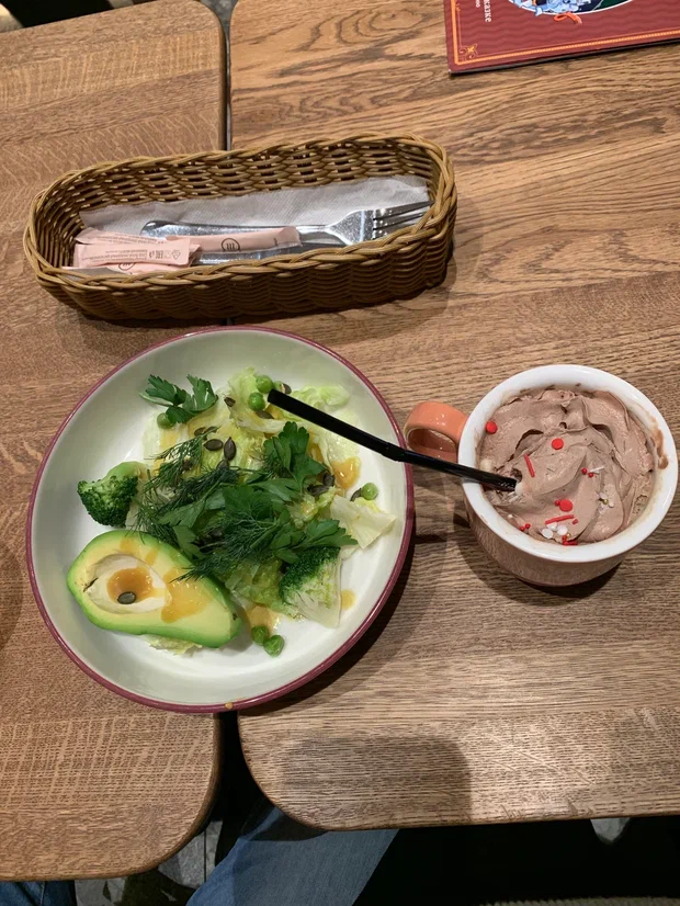 Очередная попытка соединить ЗОЖ(зеленый салат) с зажором(кофе со взбитыми сливками)