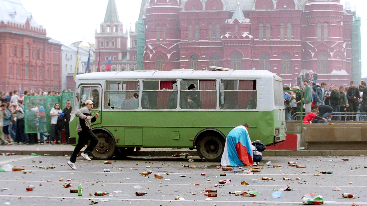 Футбольные болельщики, раздосадованные проигрышем сборной России в матче с командой Японии на чемпионате мира, учинили беспорядки на Манежной площади (Фото Олега Булдакова / ТАСС)