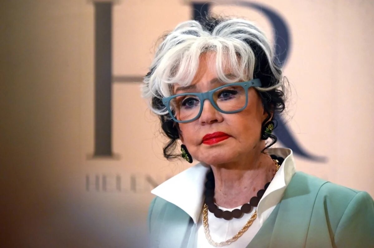    Актриса Вера Алентова дает интервью после спектакля-бенефиса «Мадам Рубинштейн»