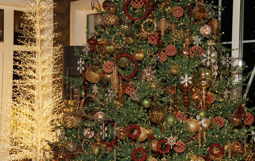 Делимся деталями элегантного оформления ели в доме основателя и арт‑директора BEST DECOR PLACE Лидии Симоновой