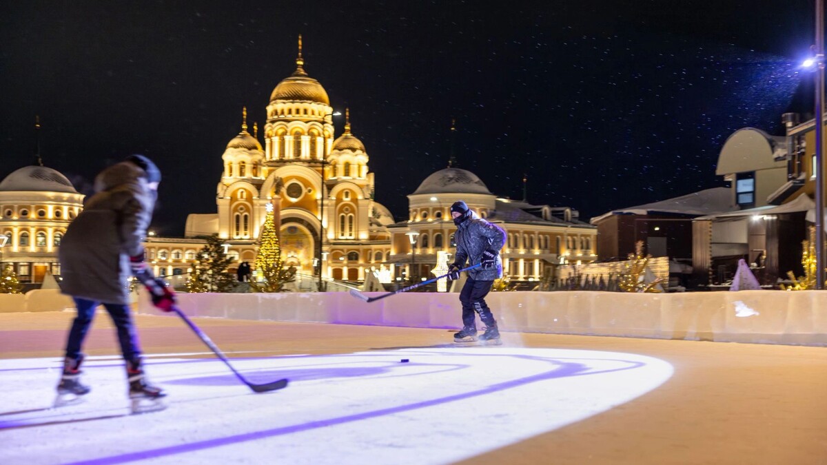    Между Экстрим-парком и храмом Преображения Господня появился новый уличный каток. Фото: Фёдор Воронов / "Ямал-Медиа"
