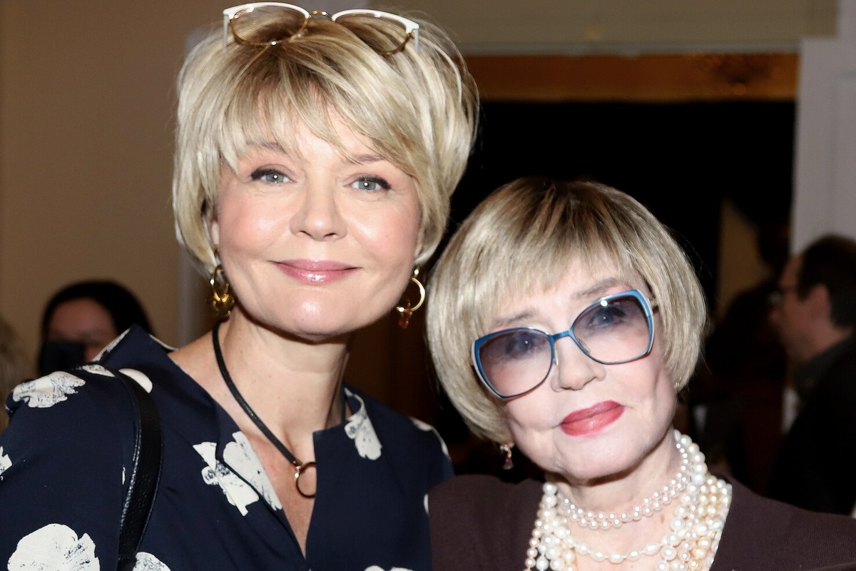     Юлию Меньшову и ее мужа сняли у гроба Веры Алентовой на сцене театра во время прощания с кинозвездой