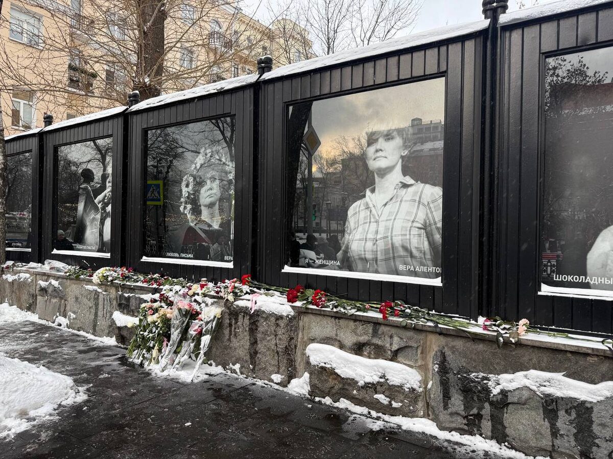    Поклонники Веры Алентовой несут цветы к ее портретамФото VOICE
