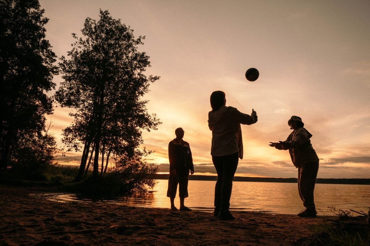 Женя с удовольствием играет в мяч с родителями. Источник: личный архив Анны