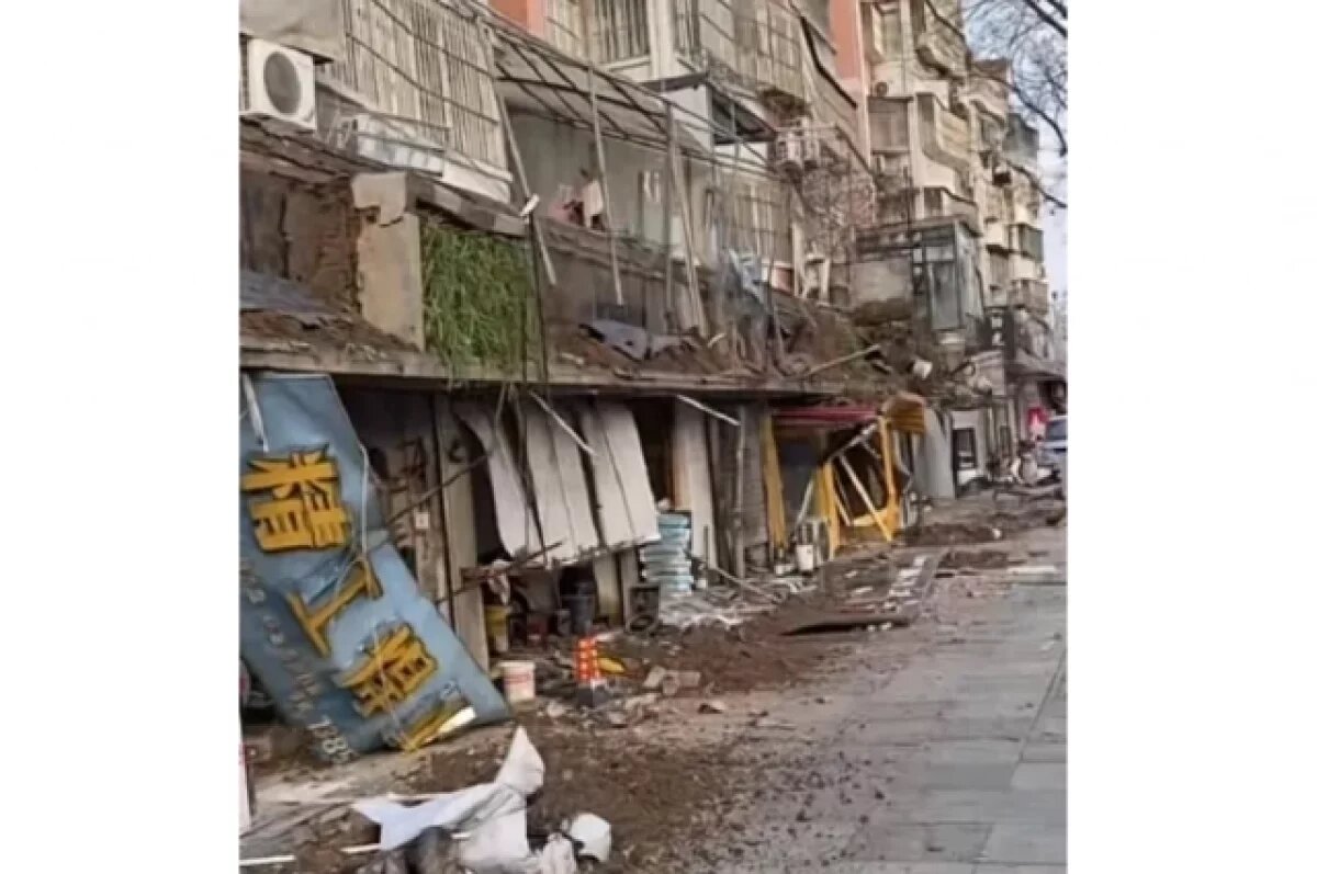    В Китае рухнула часть дома из-за огорода на балконе у одного из жильцов