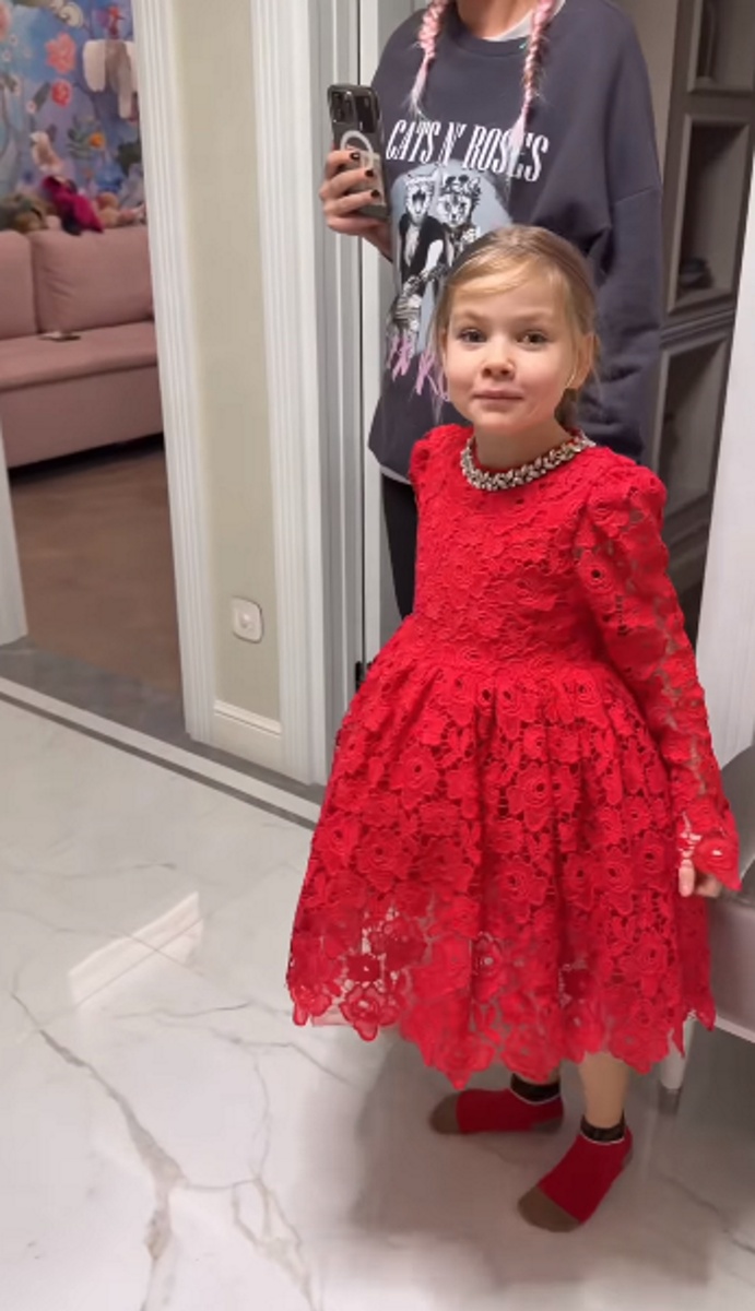 Дочка Леры Кудрявцевой в алом платье. Фото: соцсети