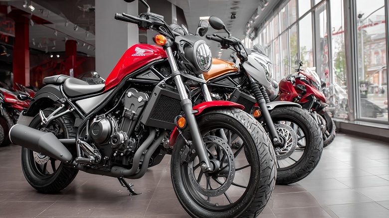    Разнообразные подержанные мотоциклы на торговой площадке, включая модели Yamaha и советские ИЖ