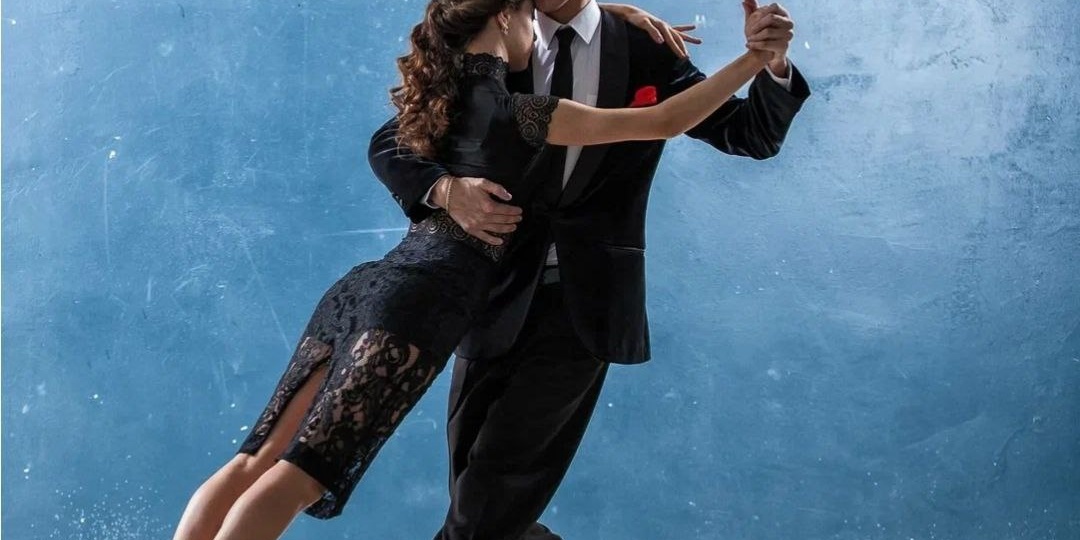 В 11 классе нас, выпускников, учили танцевать вальс и другие парные танцы для последнего звонка и выпускного бала