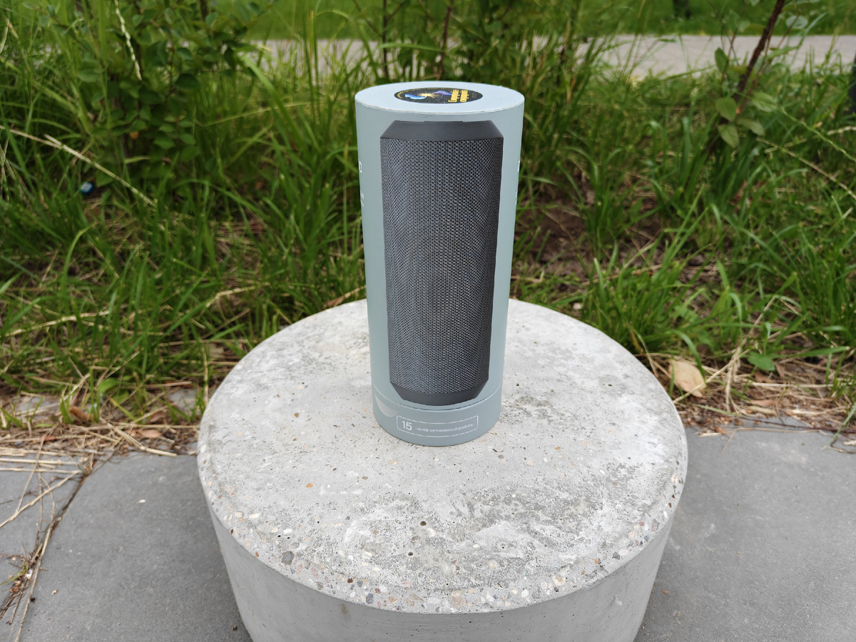 · Нестандартная упаковка. Устройство поставляется в круглой коробке-цилиндре, которая сразу выделяет его на фоне других и отлично подходит для подарка.