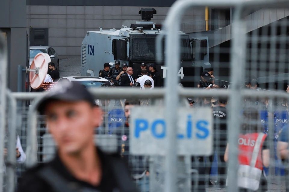    Трое турецких полицейских погибли и восемь ранены при столкновении с ИГ* REUTERS