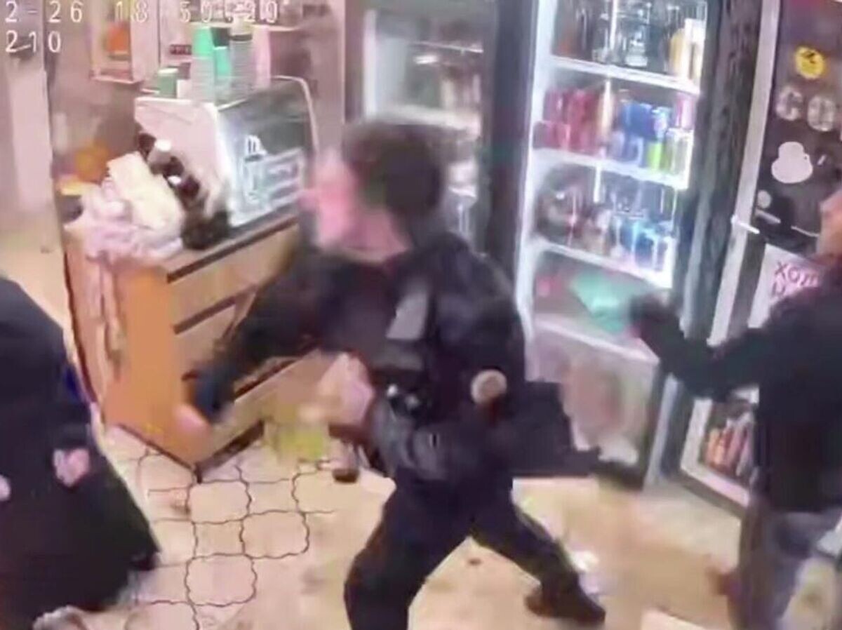    Дебош в магазине в Кумторкалинском районе Дагестана | © Стоп-кадр видео с камеры видеонаблюдения