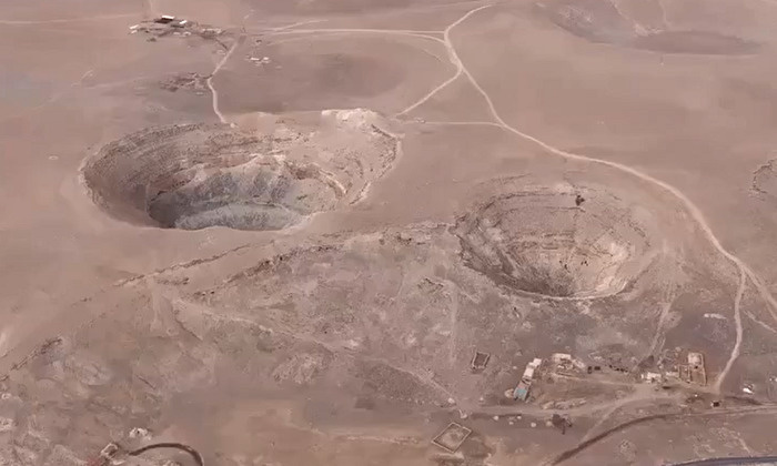    Загадочных провалов в земле все больше