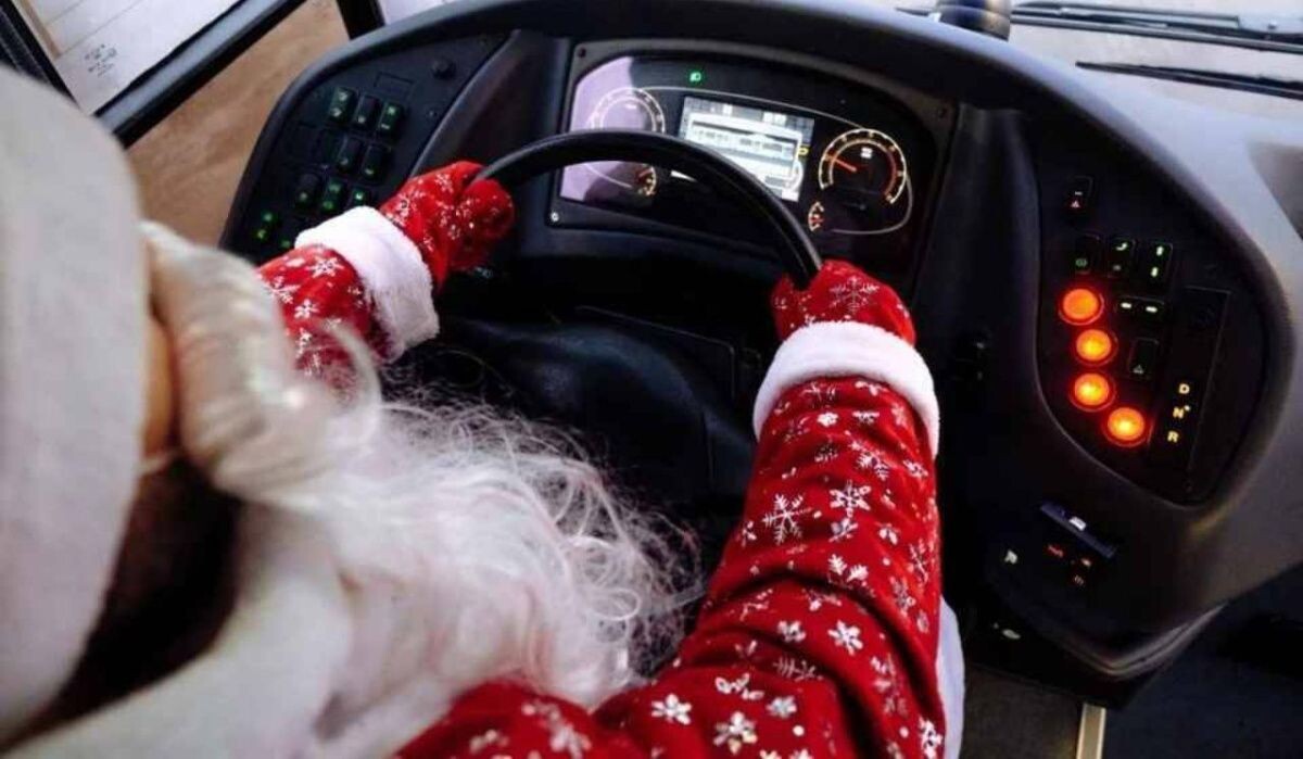     Дед Мороз -водитель. Источник: spb.kp.ru Автор фото: Пресс-служба Комтранса Петербурга